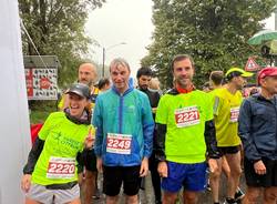 Varese City Run 2022: atleti ai blocchi di partenza e arrivo sotto la pioggia 