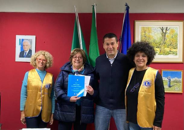 consegna materiale progetto kairos dei lions club insubria