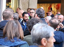 I volti, la piazza, la commozione al funerale di Roberto Maroni