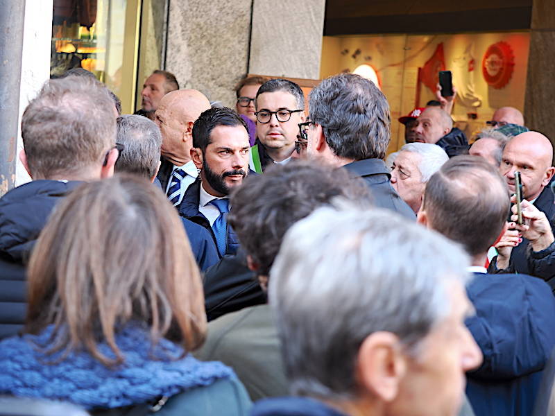 I volti, la piazza, la commozione al funerale di Roberto Maroni