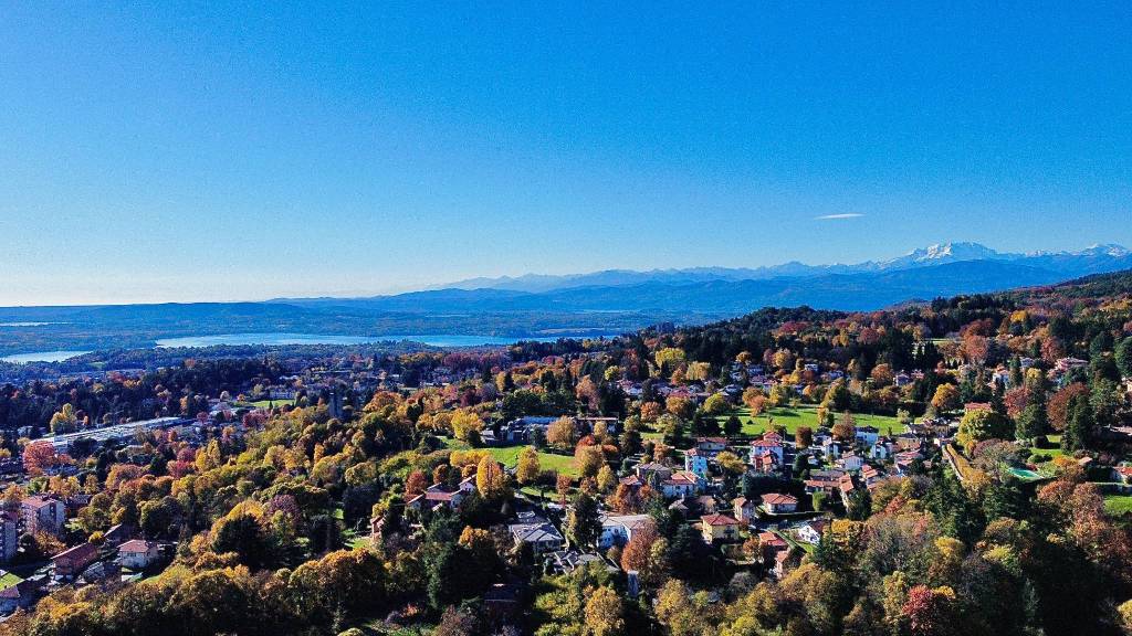 Il lago di Varese con i colori autunnali - VareseNews