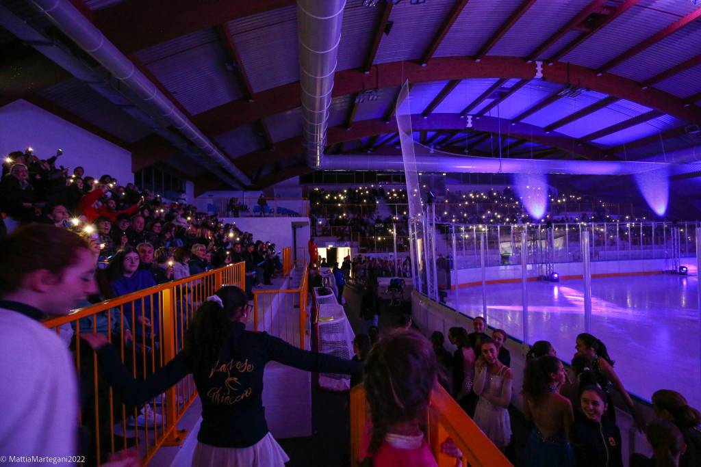 Luci, colori e spettacolo per l'inaugurazione dell'Acinque Ice Arena di Varese