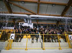 Luci, colori e spettacolo per l'inaugurazione dell'Acinque Ice Arena di Varese