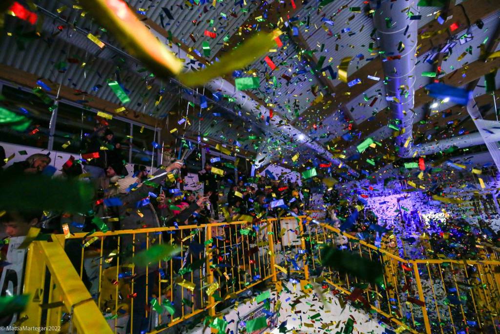 Luci, colori e spettacolo per l'inaugurazione dell'Acinque Ice Arena di Varese