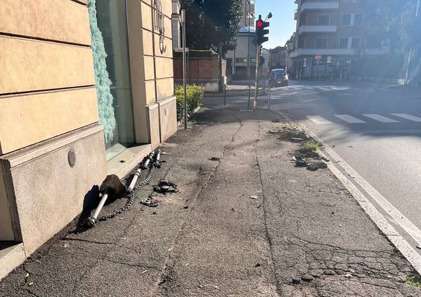 Paletti abbattuti a Gallarate