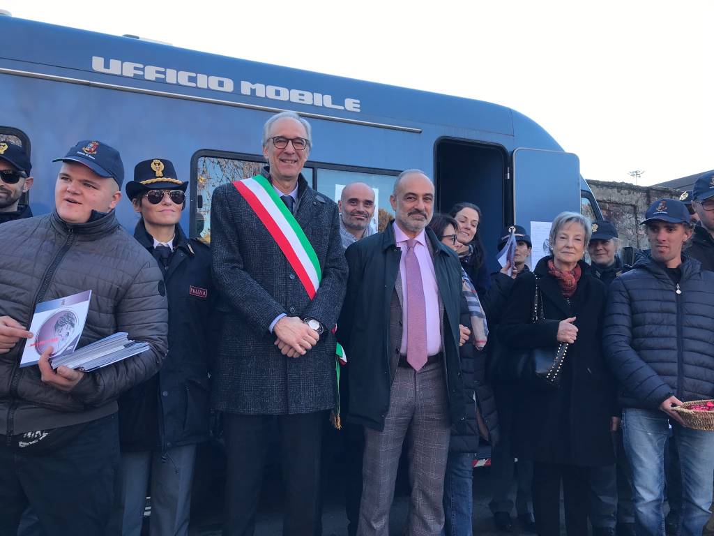 Questura e istituzioni in piazza a Saronno contro la violenza di genere