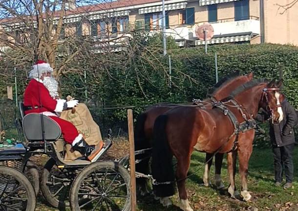 Babbo Natale arriva in carrozza all'asilo di Lissago