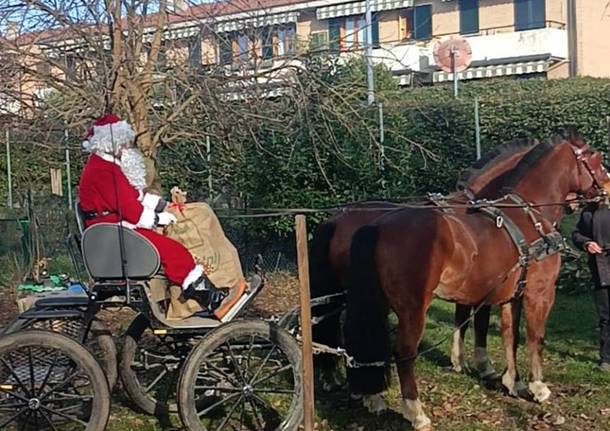 Babbo Natale arriva in carrozza all’asilo di Lissago