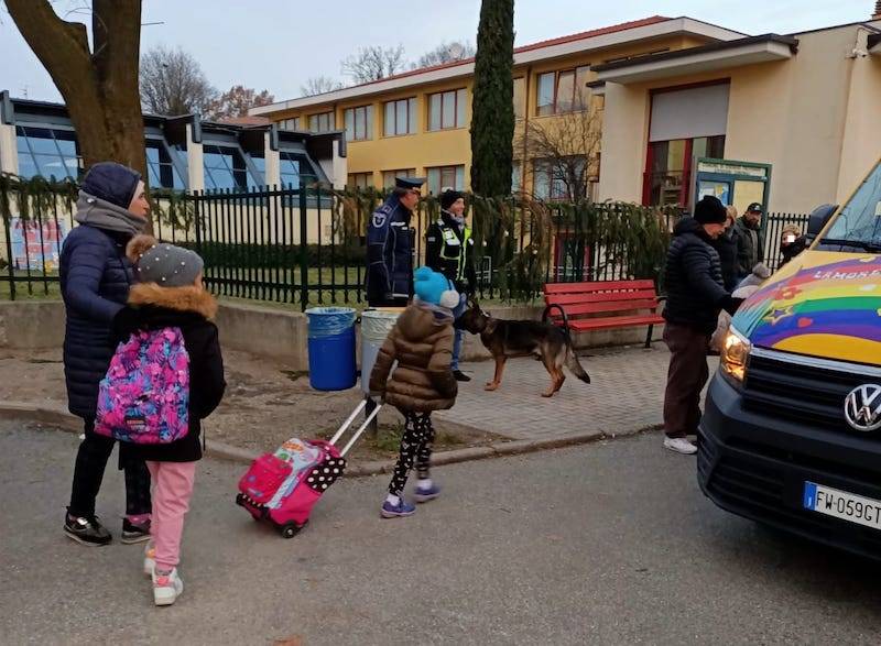 Polizia locale con cane antidroga fuori dalle scuole di Cocquio Trevisago