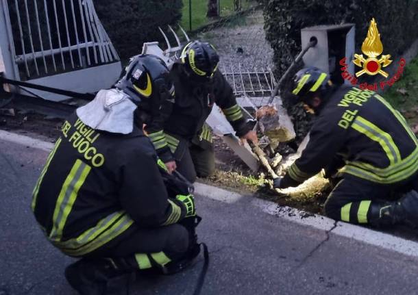 Auto si ribalta contro un contatore del gas: soccorsi in azione ad Olgiate  Olona