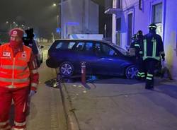 Auto abbate la porta di una casa a Parabiago