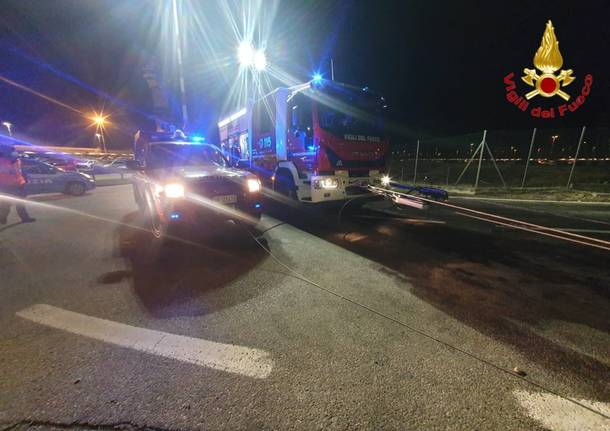 Auto in bilico sulla ferrovia a Malpensa