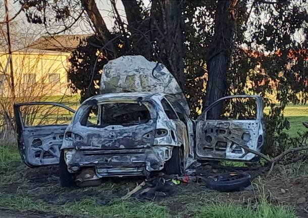 auto in fiamme a Nerviano