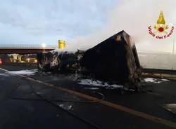 Camion di farina in fiamme sull'A8 a Origgio