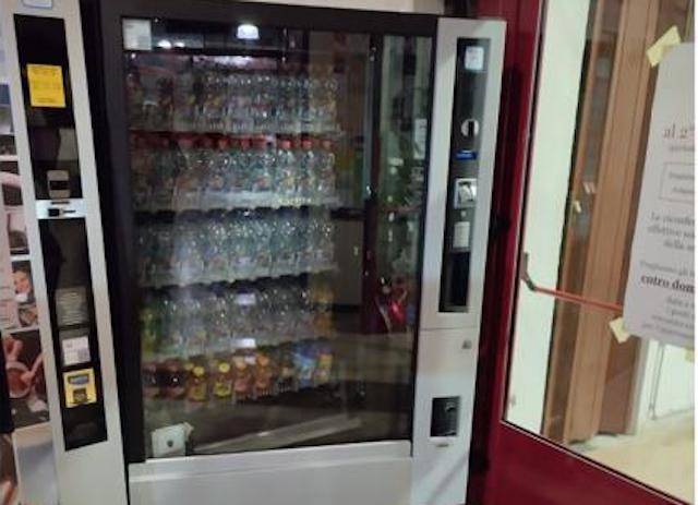 Distributori automatici colpiti nella notte a Varese