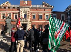 Presidio dei lavoratori della Leggiuno spa in tribunale a Varese