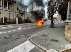 Castellanza auto incendiata