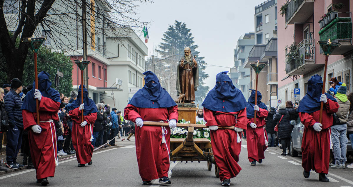 I volti della sfilata storica di sant’Antonio a Saronno