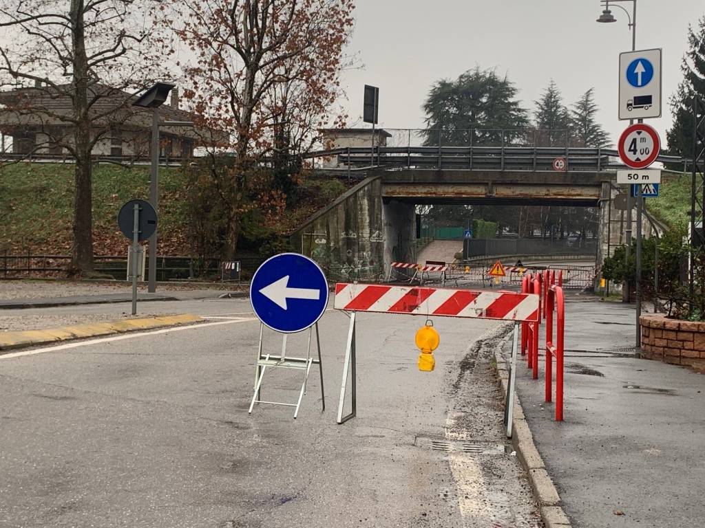 Il ponte di Buguggiate chiuso