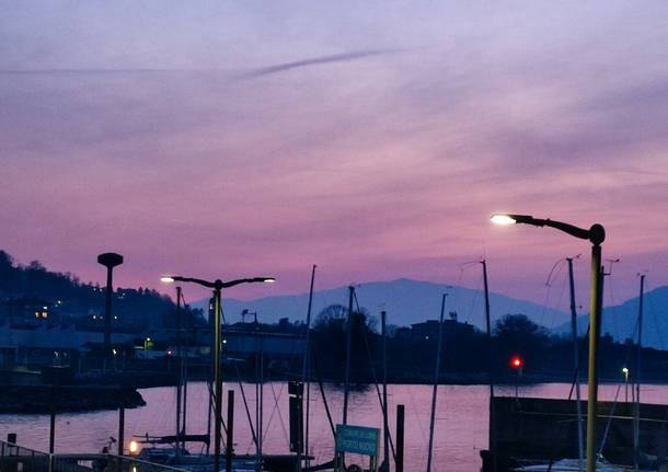 Il tramonto si tinge di rosa al porto nuovo di Luino