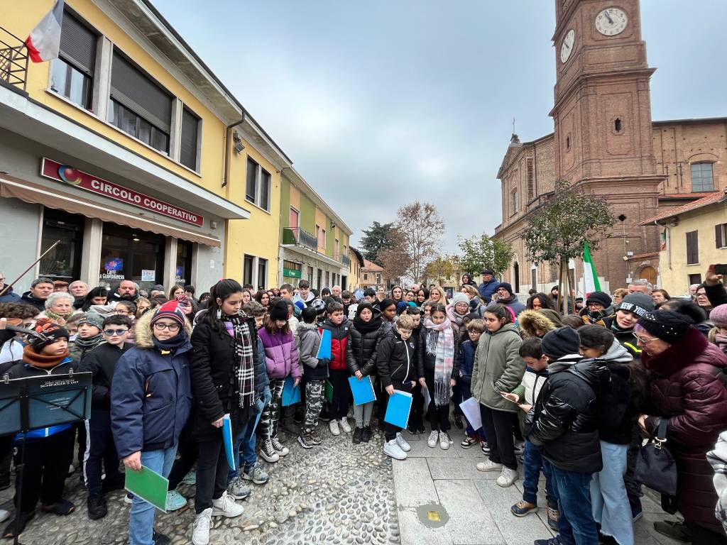 La posa della pietra d'inciampo in ricordo di Amedeo Magnaghi a Samarate