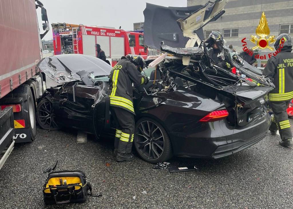 Scontro tra auto e mezzo pesante ad Origgio sull'A9. Gravissimo un uomo di 55 anni