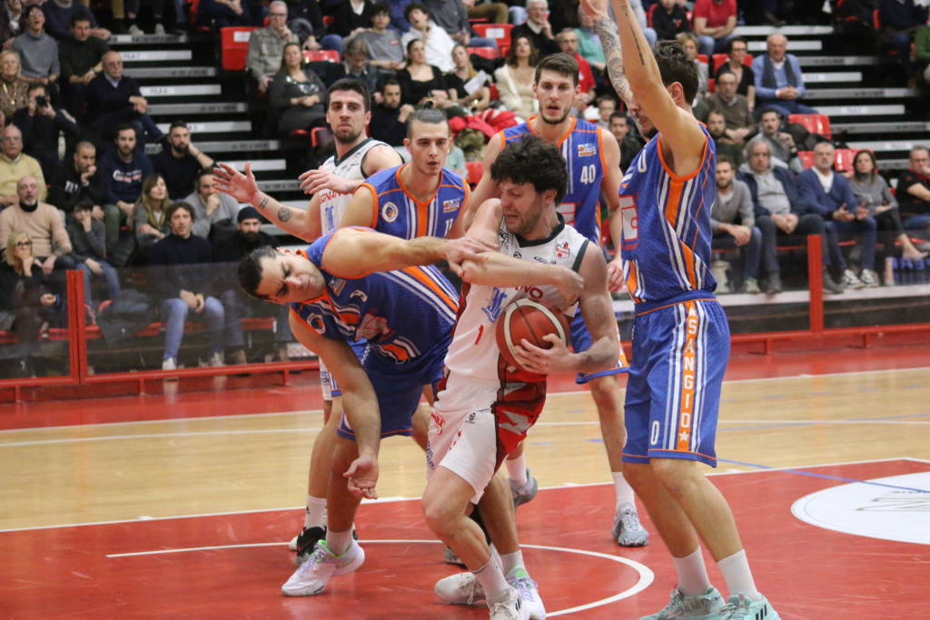 Basket - derby tra Legnano e Sangiorgese 