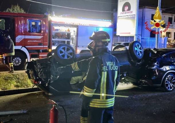 Incidente a Vergiate, un’auto si ribalta