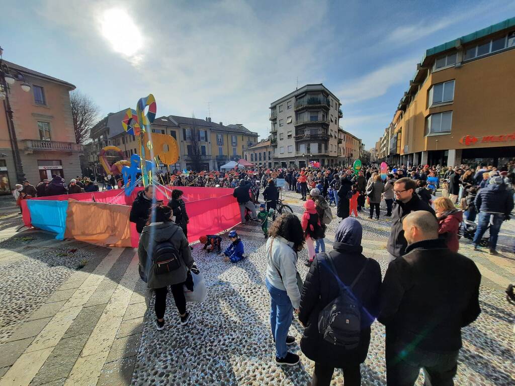Il Carnevale 2023 riempie le vie del centro di Saronno