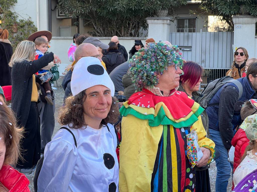 Il Carnevale di Ispra 2023: mascherine e carri per le vie del centro storico