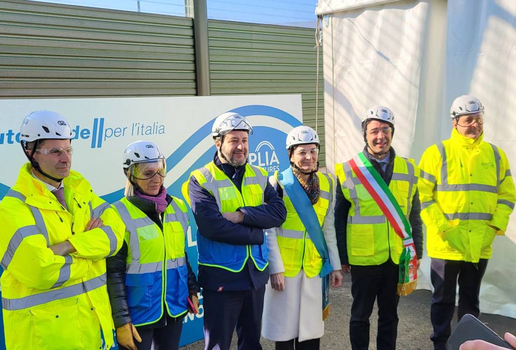 Il ministro Salvini in visita al cantiere per la quinta corsia sulla A8