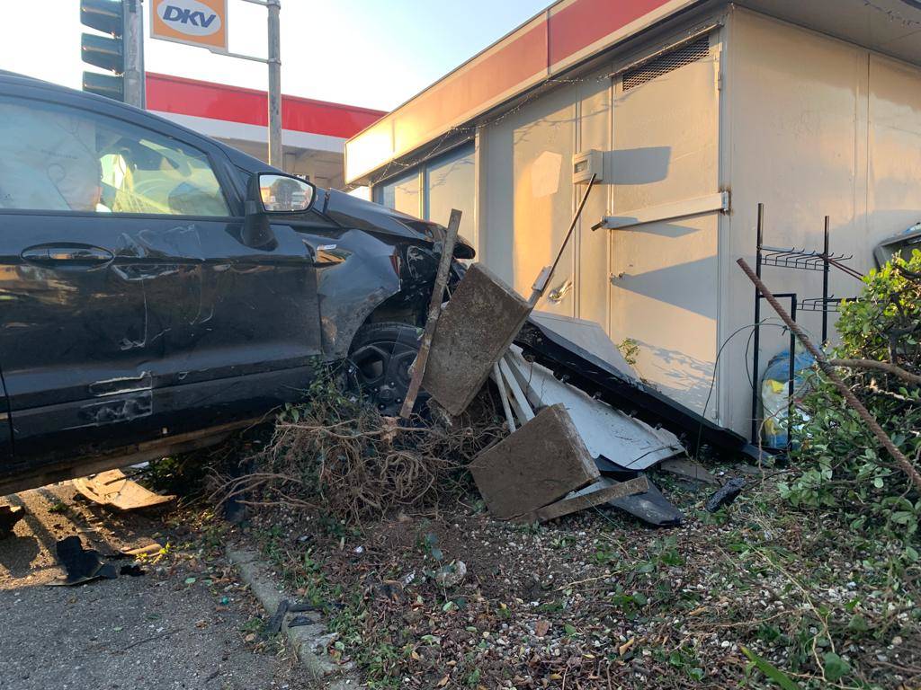 Scontro tra due auto in Viale Lombardia a Gallarate, finiscono dentro il distributore 