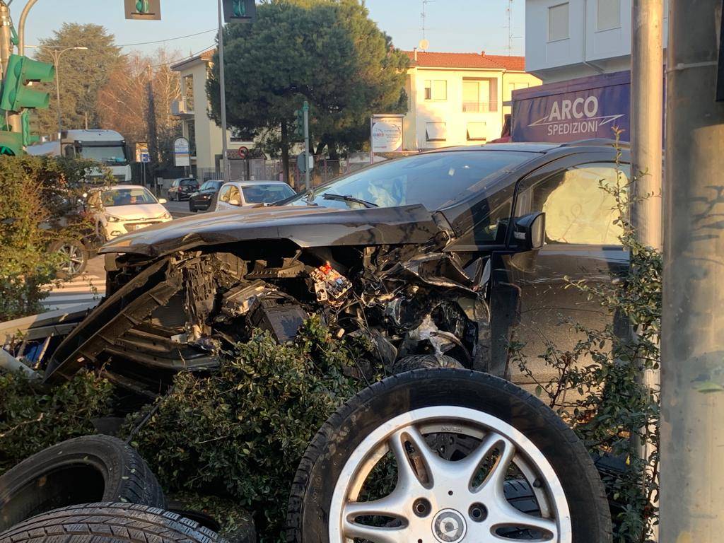 Scontro tra due auto in Viale Lombardia a Gallarate, finiscono dentro il distributore 