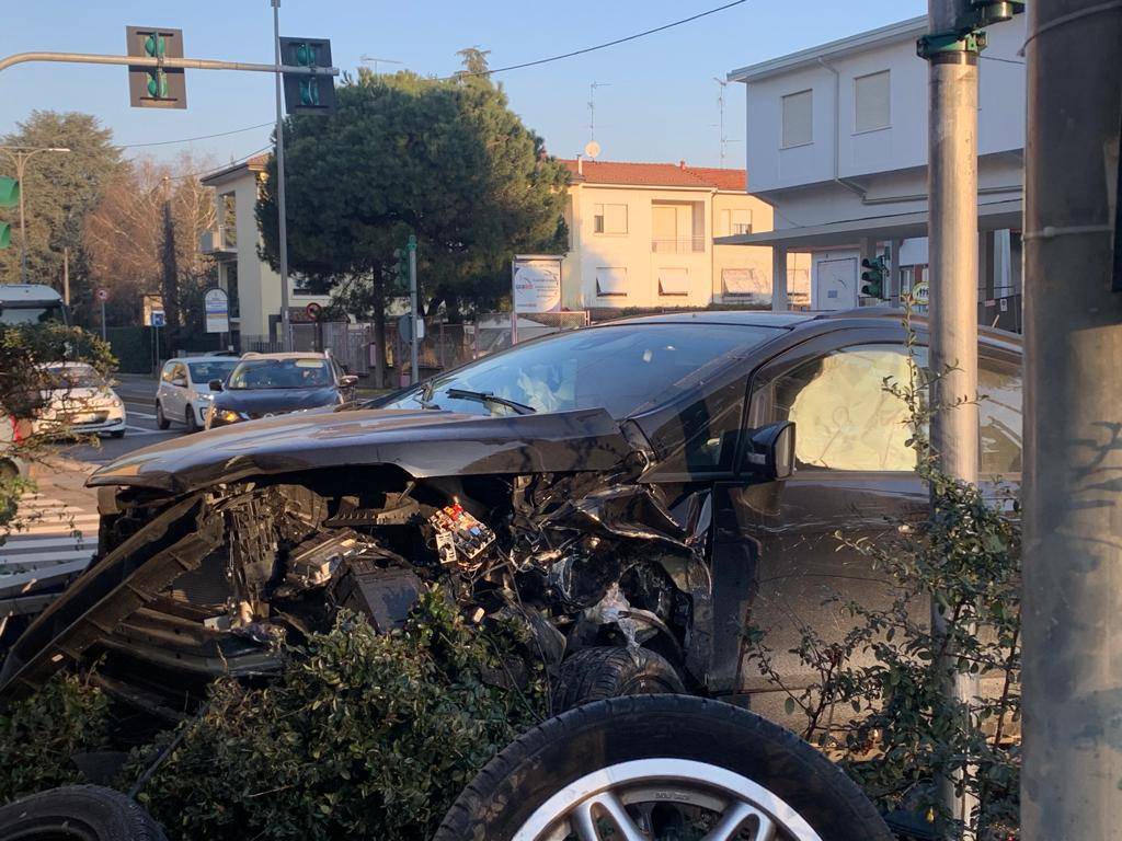 Scontro tra due auto in Viale Lombardia a Gallarate, finiscono dentro il distributore 