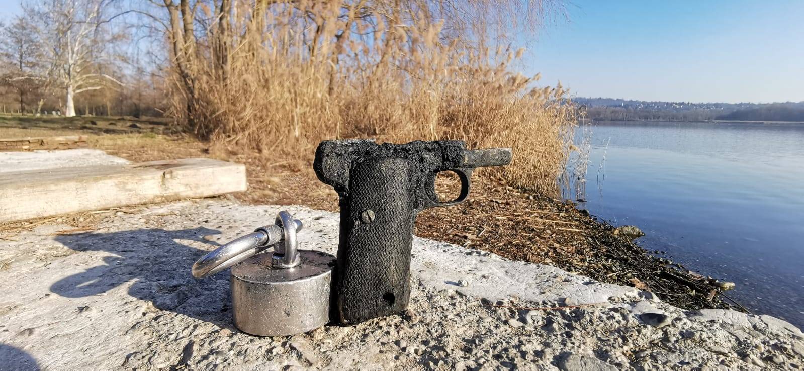 Una pistola pescata nel Lago di Varese