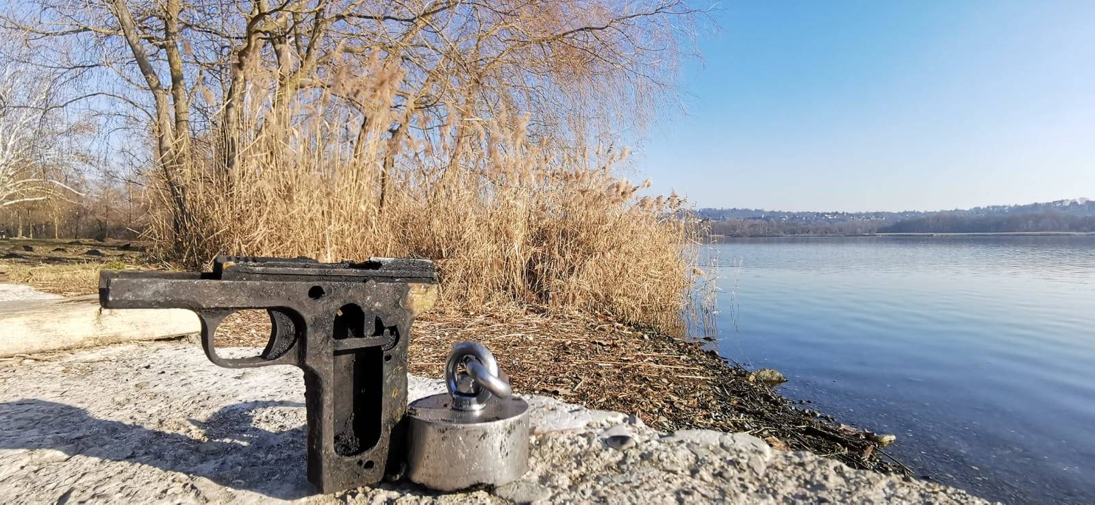 Una pistola pescata nel Lago di Varese