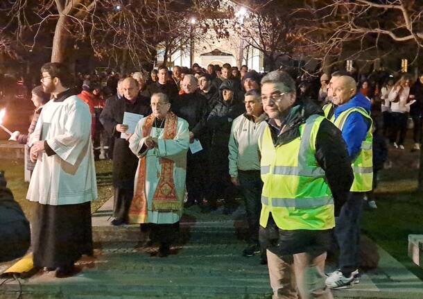 A Luino la via Crucis con delpini