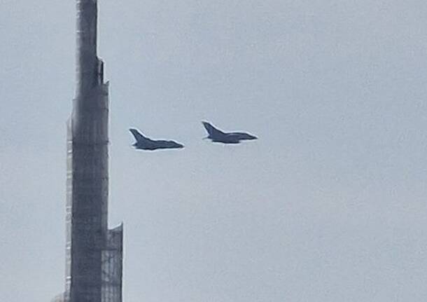 Due aerei militari sorvolano il cielo di Milano: sono due Tornado