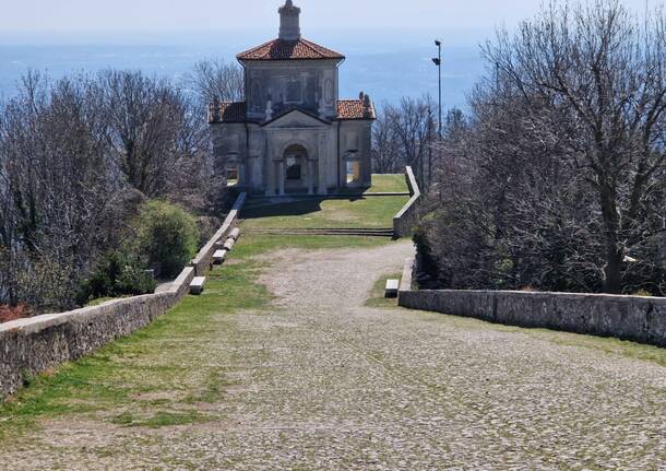 I volontari del Cai senior al sacro Monte per ripulire la via Sacra