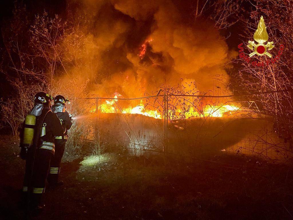 Incendio di una barca nei boschi di Tradate 