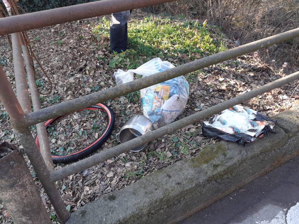 Pulizia del Lura, la Protezione Civile a Saronno trova valigie, biciclette e rifiuti di ogni tipo