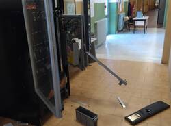 Aperti e saccheggiati i distributori automatici del Liceo Cairoli e dell'Enaip di Varese