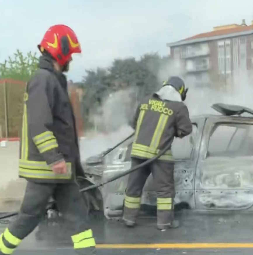 Auto in fiamme sulla A8 - credits Ezio Cairoli