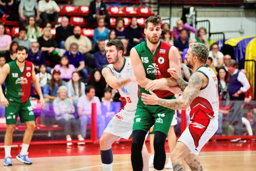 Basket: la vittoria di Legnano contro Omegna nelle foto di Daniele Zaffaroni