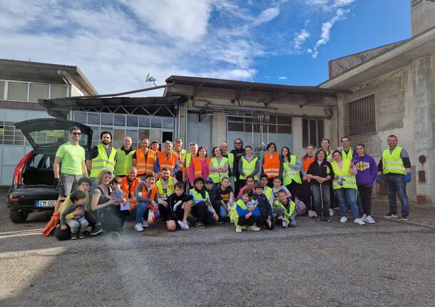 Besano - Volontari al lavoro per la giornata ecologica