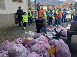 Besano - Volontari al lavoro per la giornata ecologica