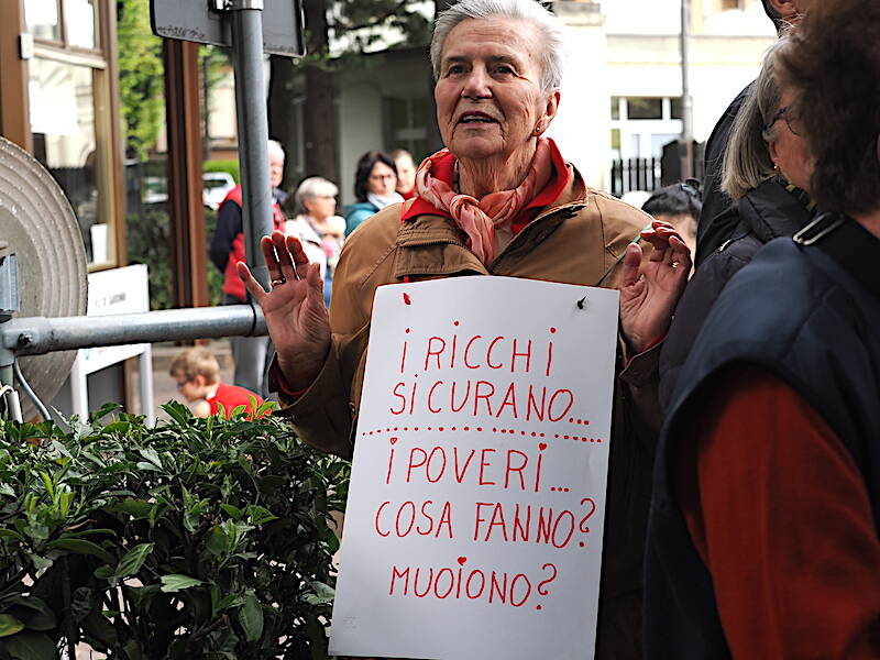 In piazza a Saronno per difendere l’ospedale