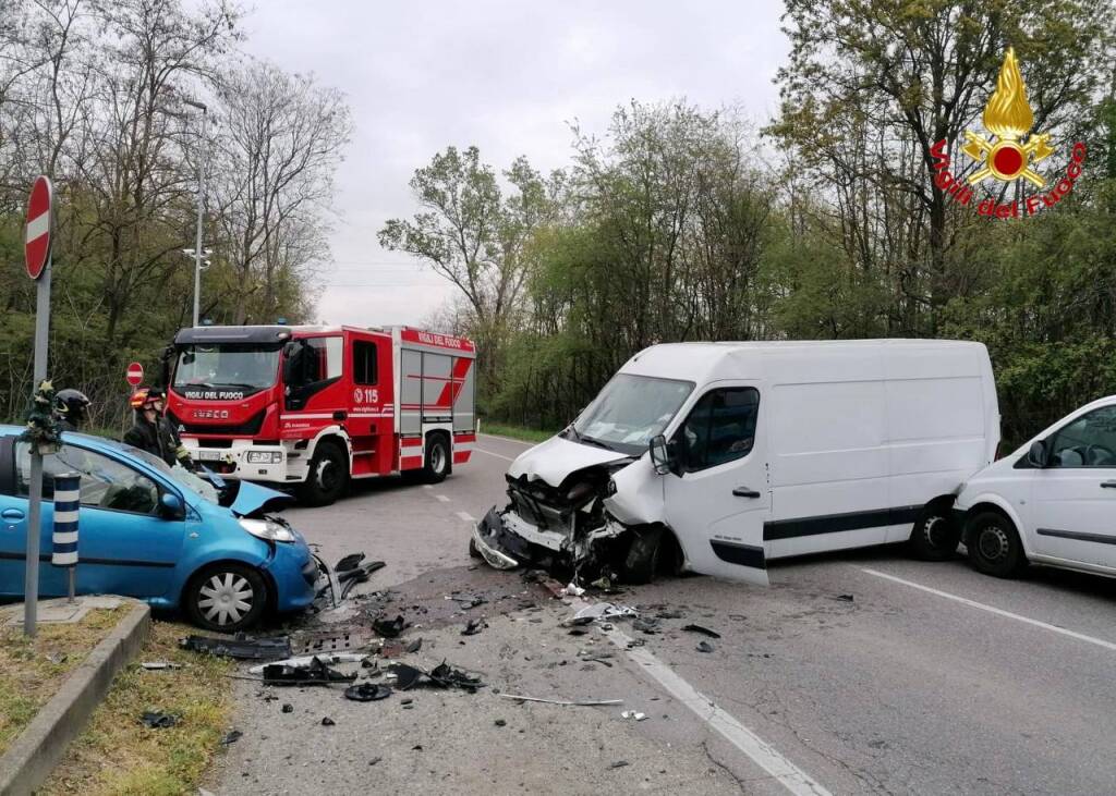 incidente auto furgone lonate pozzolo