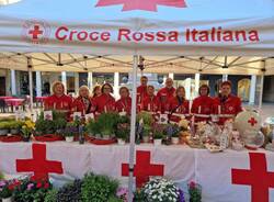 La croce rossa di varese in piazza 