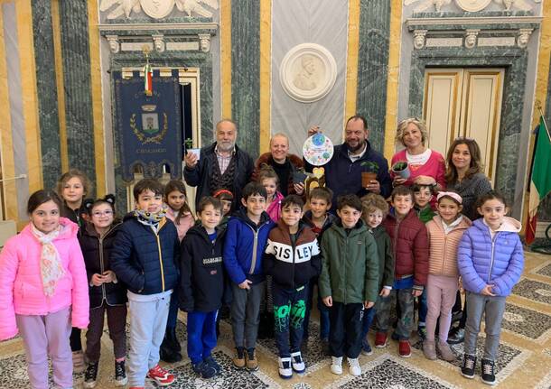 Piccoli semi che germoglino: i piccoli alunni donano piantine al Comune di Casciago